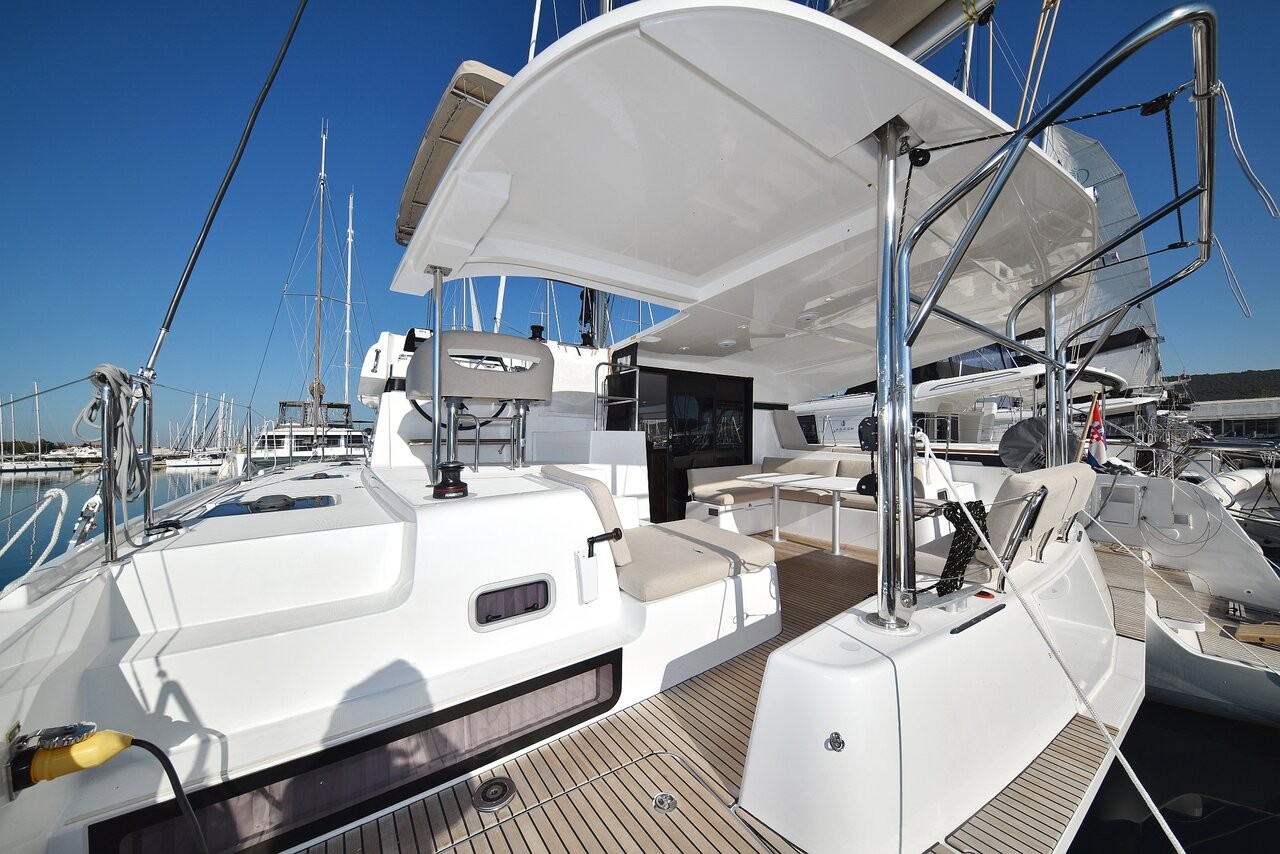 Lagoon 42, Cuzamen | Yacht Charter Croatia