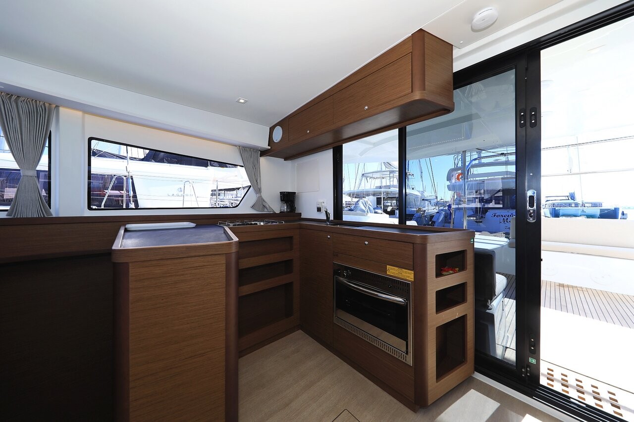 Lagoon 42, Cuzamen | Yacht Charter Croatia