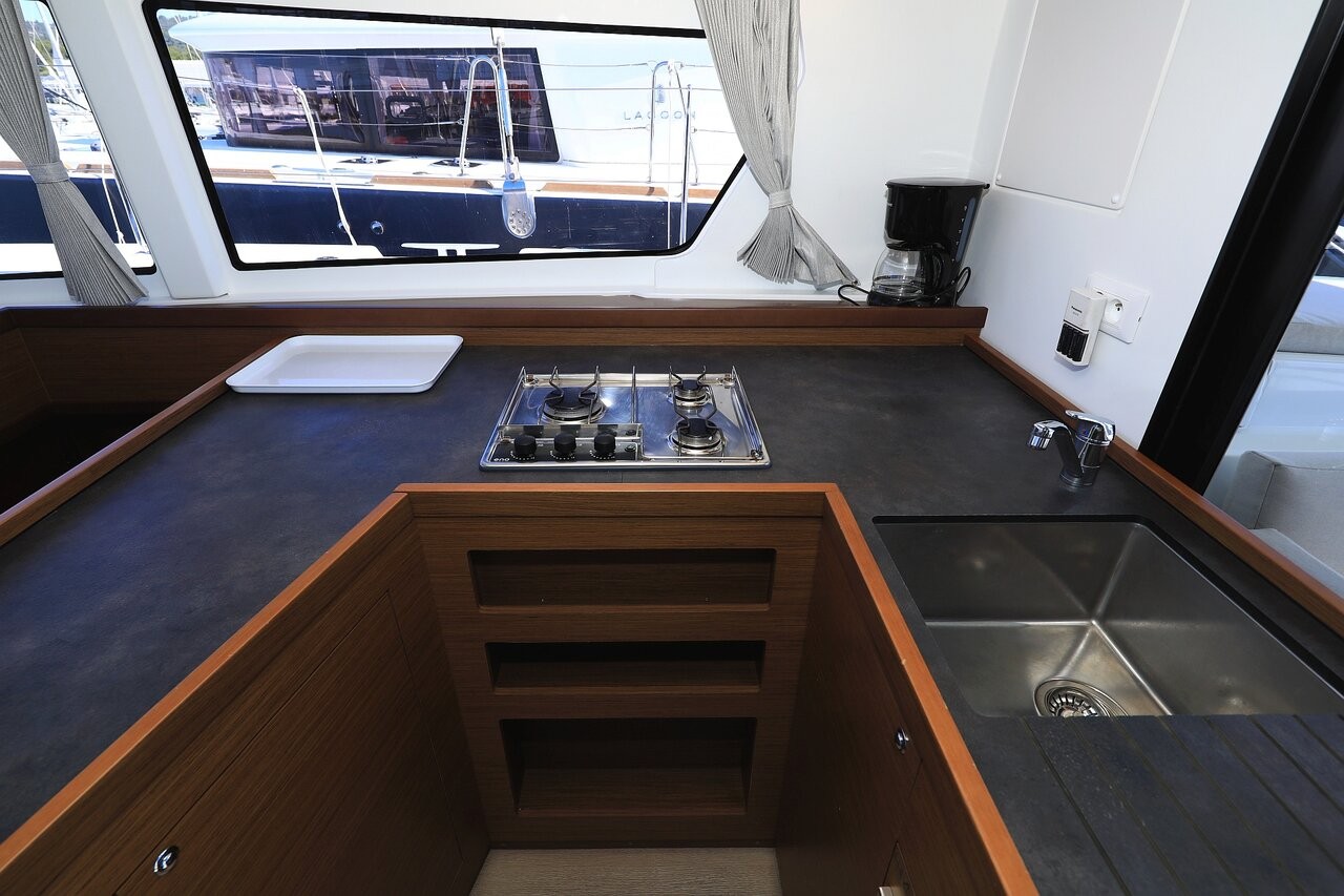 Lagoon 42, Cuzamen | Yacht Charter Croatia