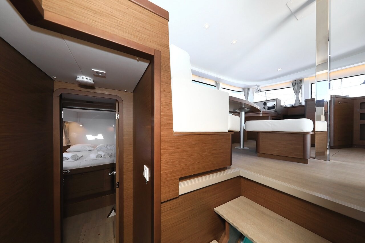 Lagoon 42, Cuzamen | Yacht Charter Croatia