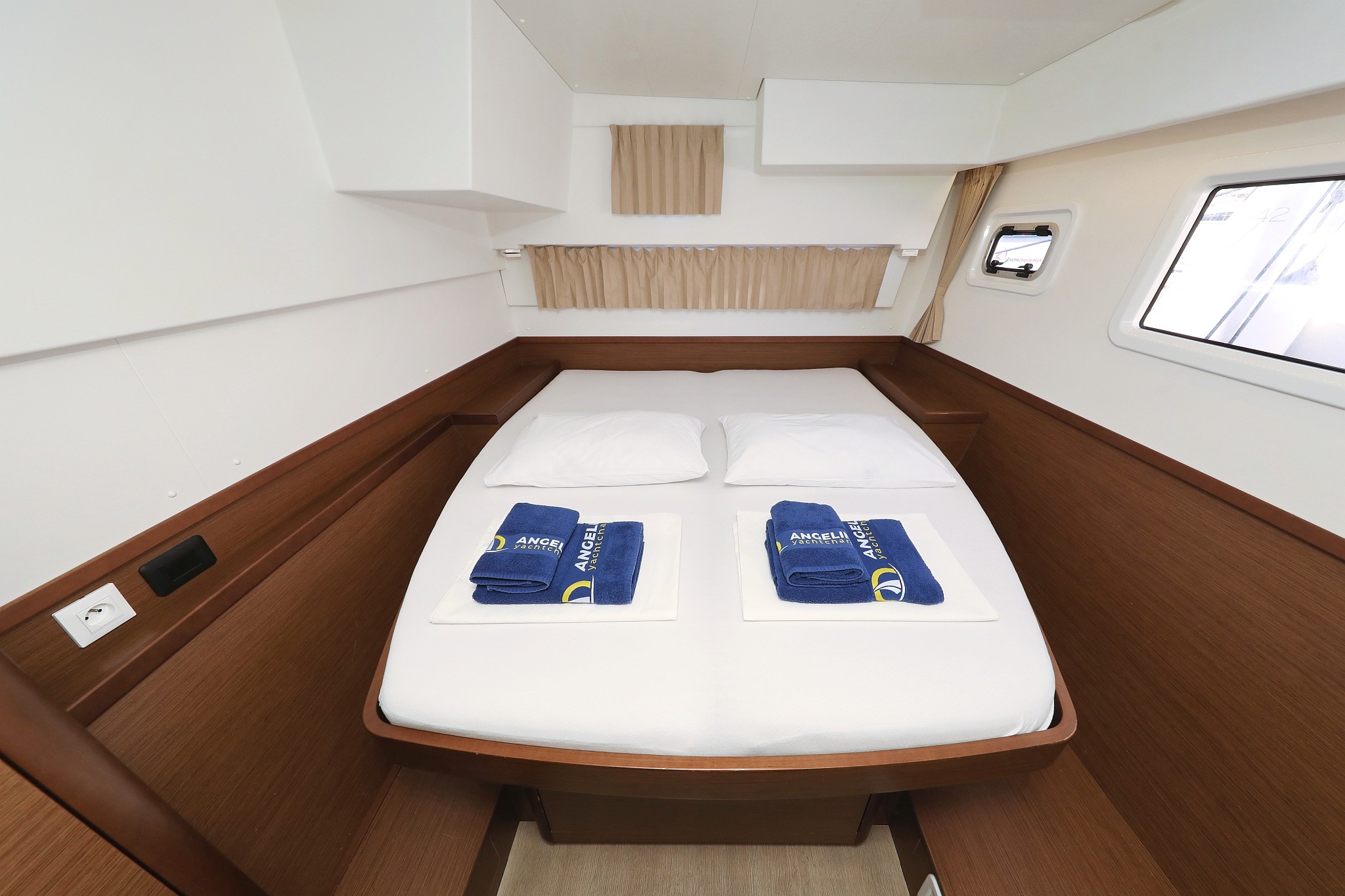 Lagoon 42, Media Luna | Yacht Charter Croatia