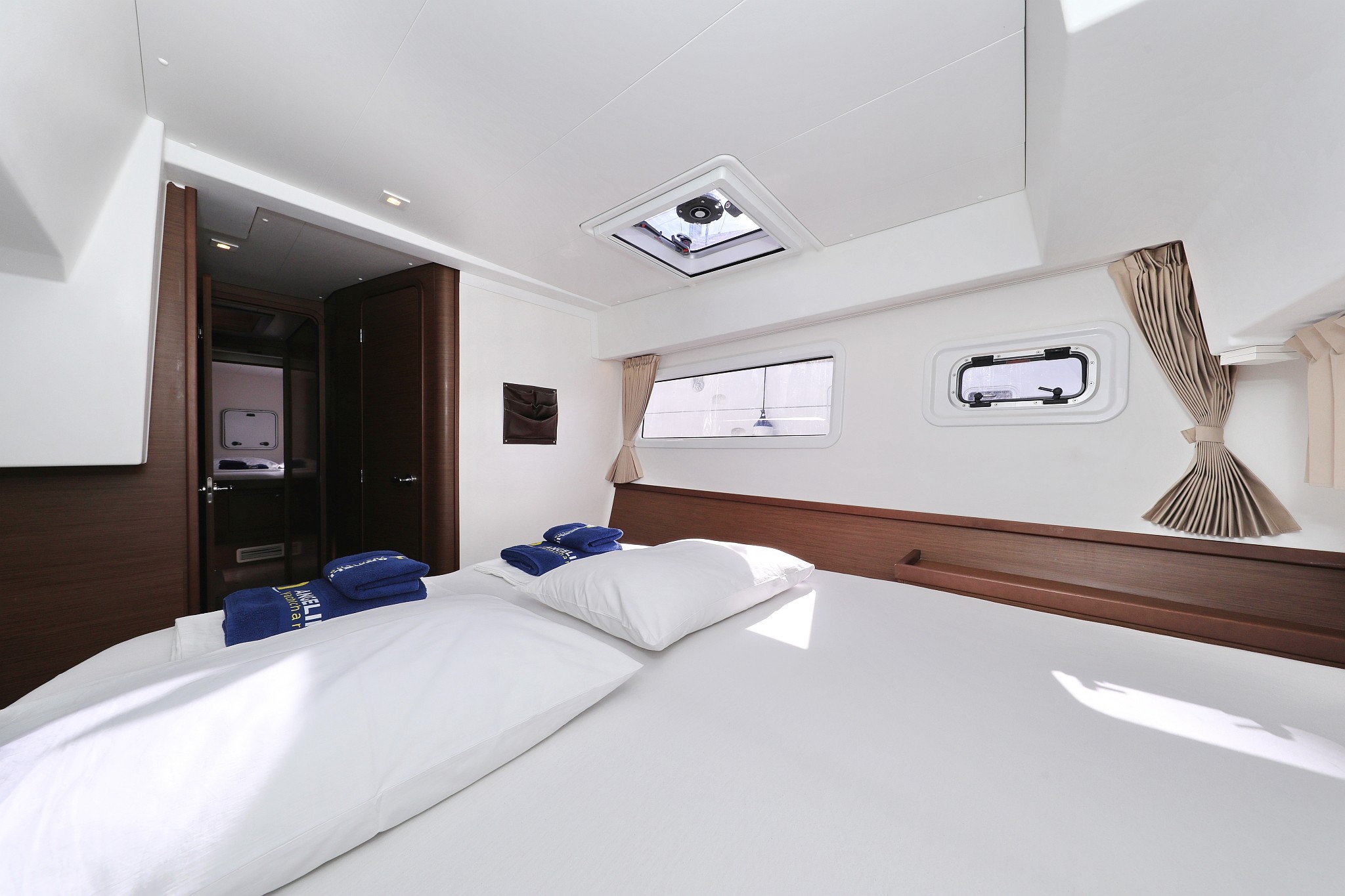 Lagoon 42, Media Luna | Yacht Charter Croatia