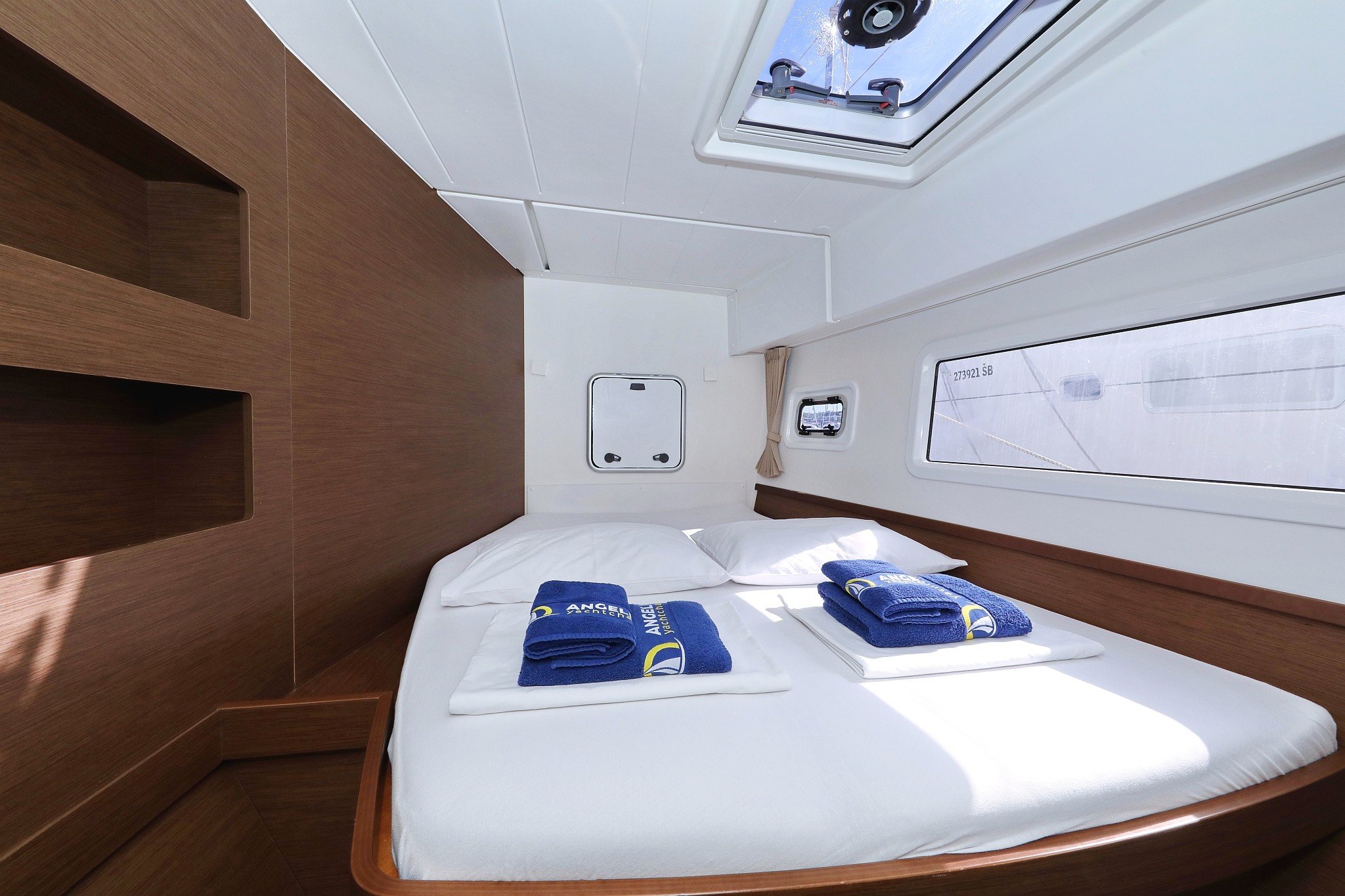 Lagoon 42, Media Luna | Yacht Charter Croatia