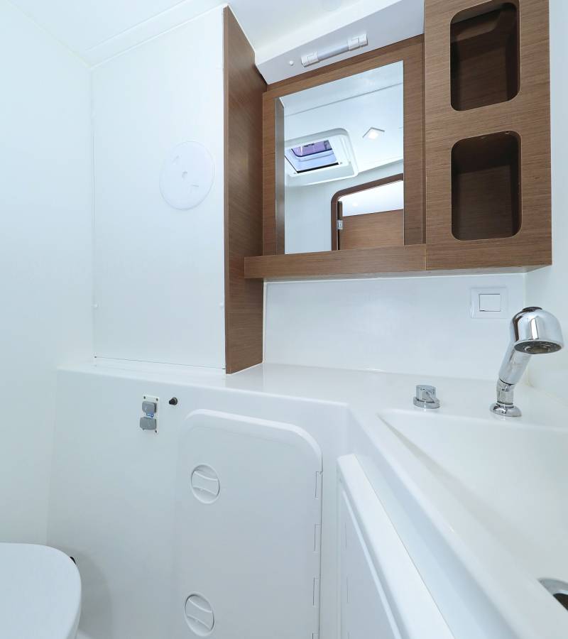 Lagoon 42, Media Luna | Yacht Charter Croatia