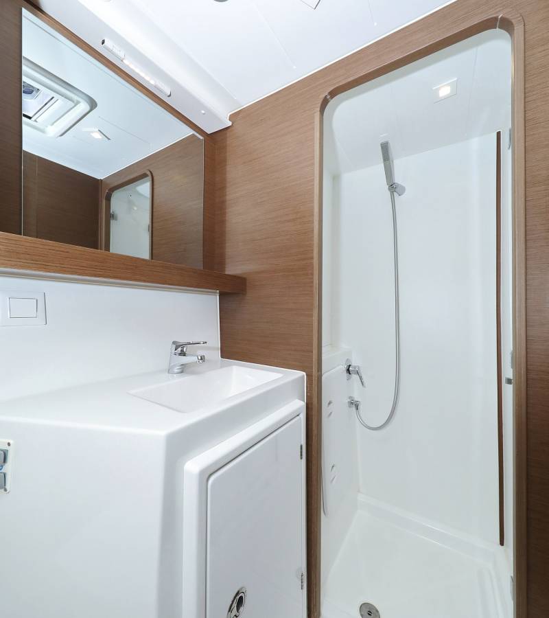 Lagoon 42, Media Luna | Yacht Charter Croatia