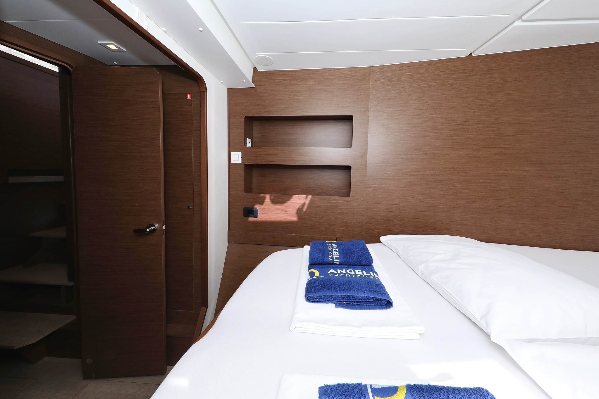 Lagoon 42, Media Luna | Yacht Charter Croatia