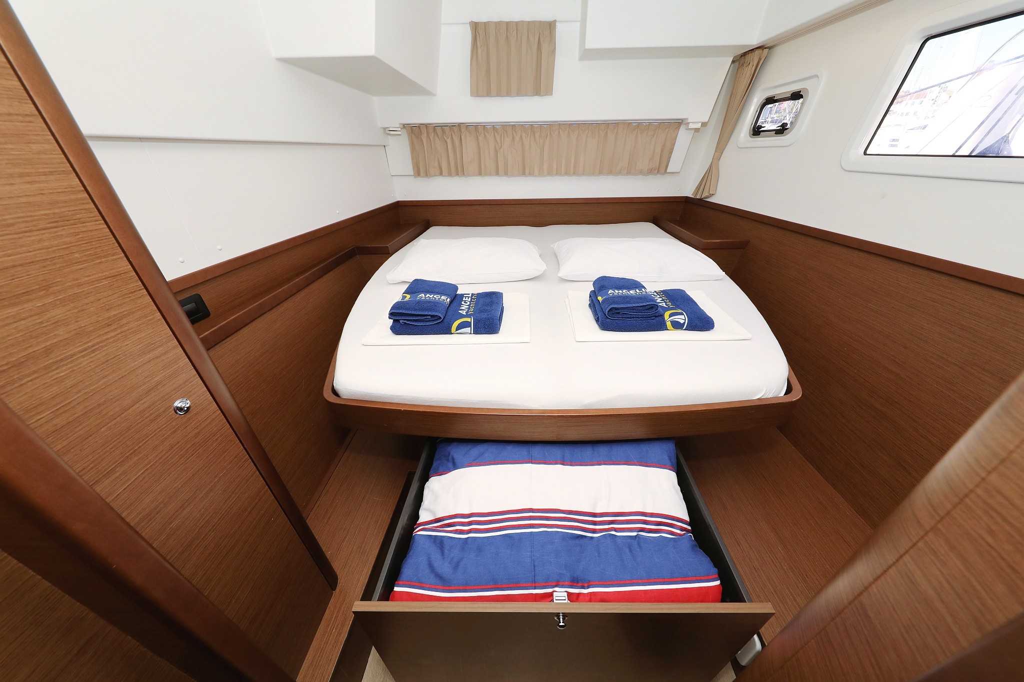 Lagoon 42, Media Luna | Yacht Charter Croatia