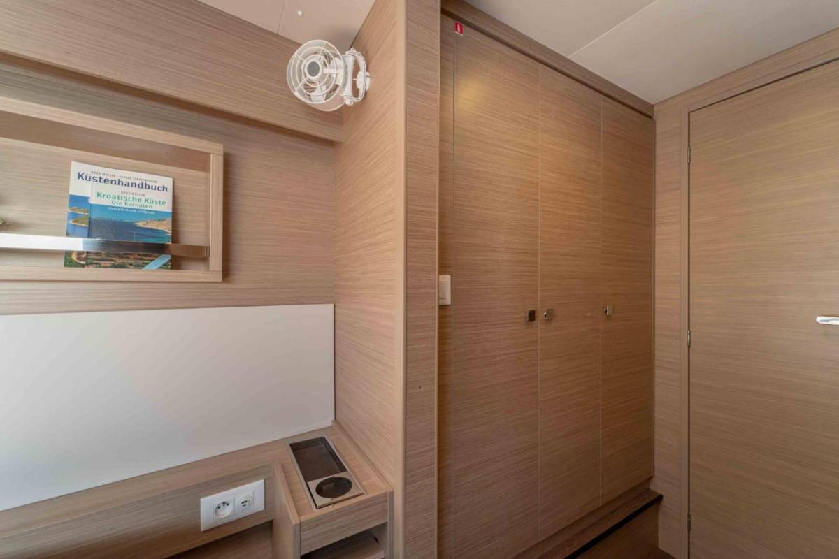 Lagoon 43, Lotti | Yacht Charter Croatia