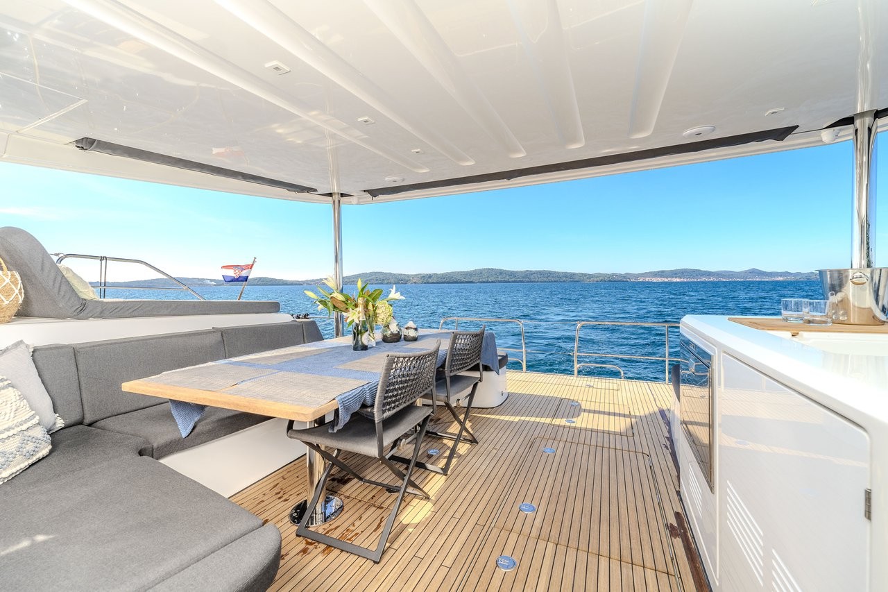 Lagoon 55, Black Caviar | Yachtcharter Kroatien