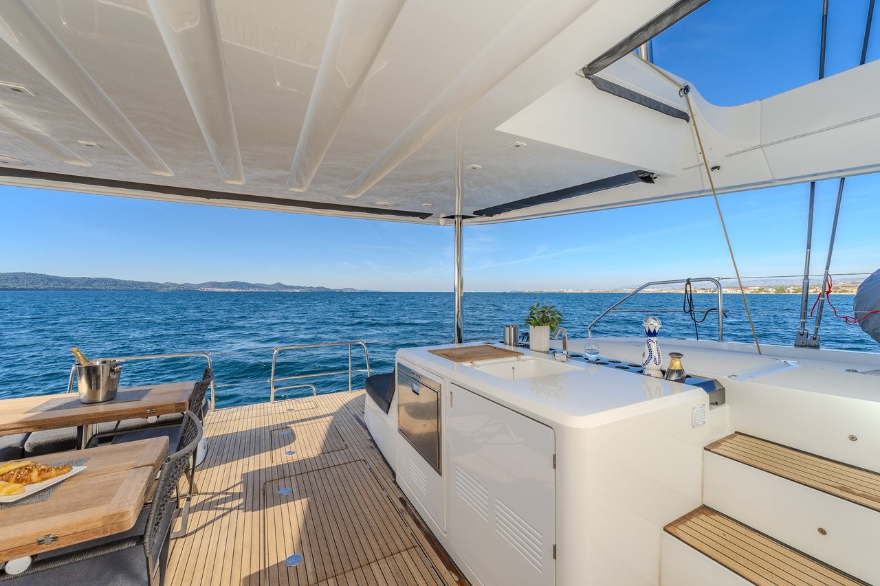 Lagoon 55, Black Caviar | Yachtcharter Kroatien