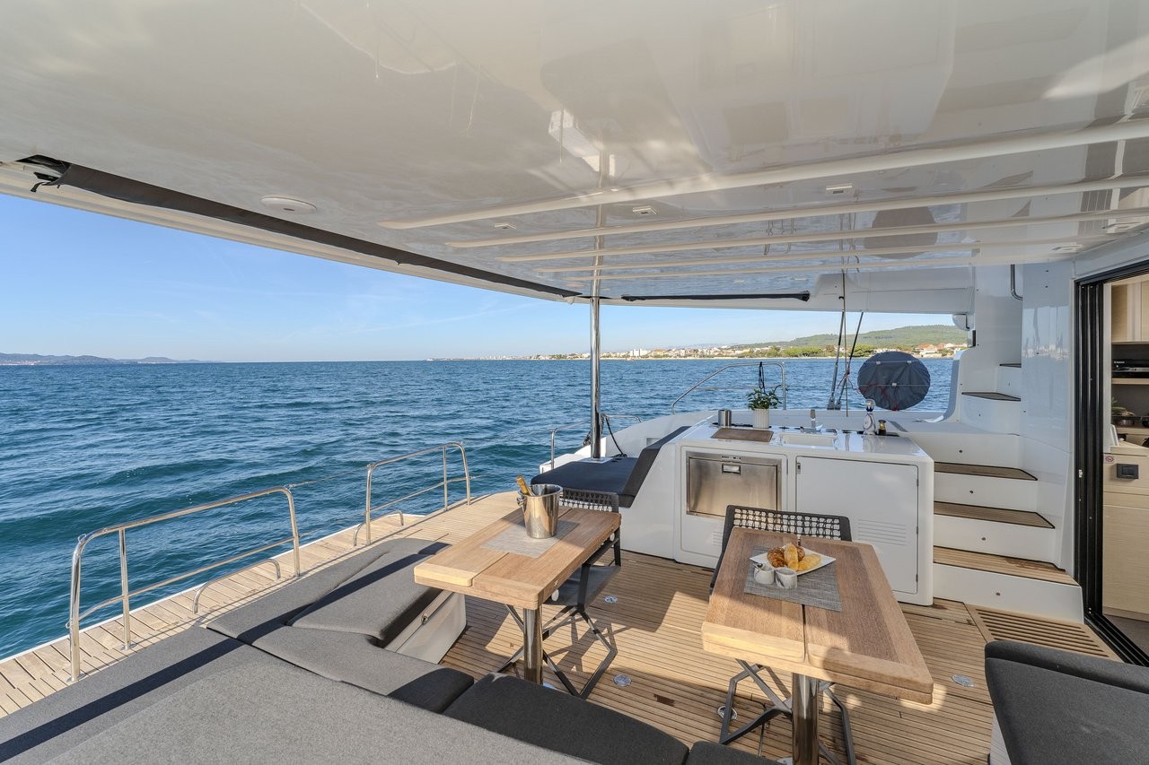 Lagoon 55, Black Caviar | Yachtcharter Kroatien