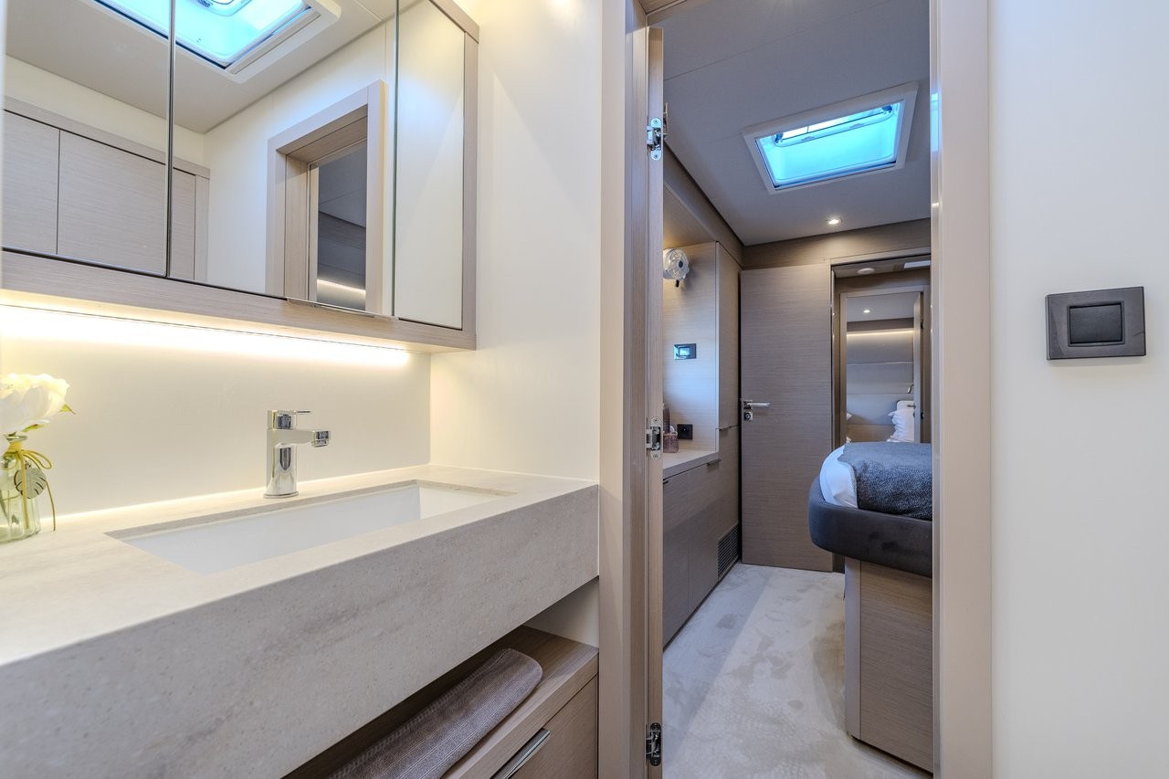 Lagoon 55, Black Caviar | Yachtcharter Kroatien