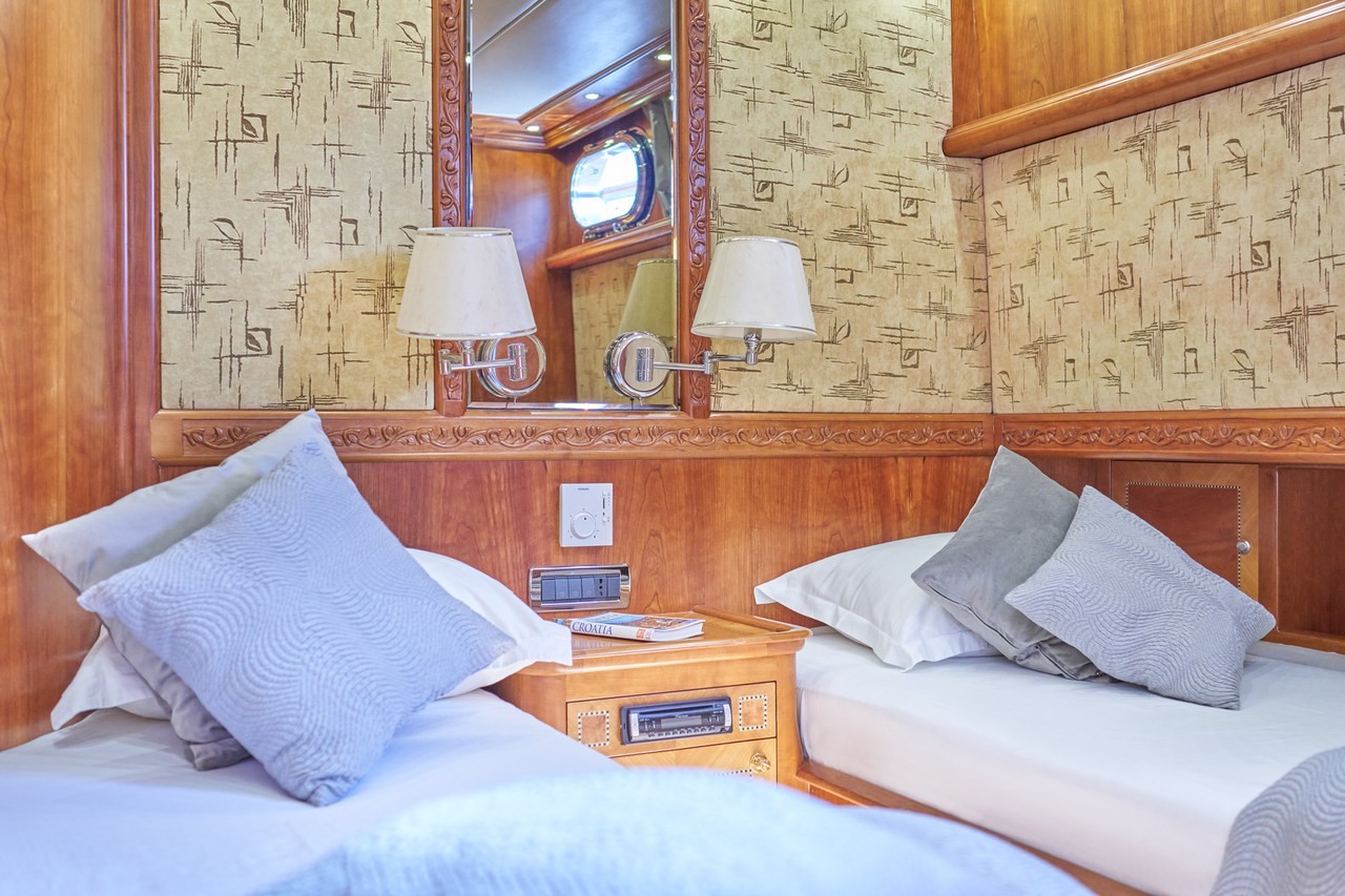 Lotus, Lotus | Yachtcharter Kroatien
