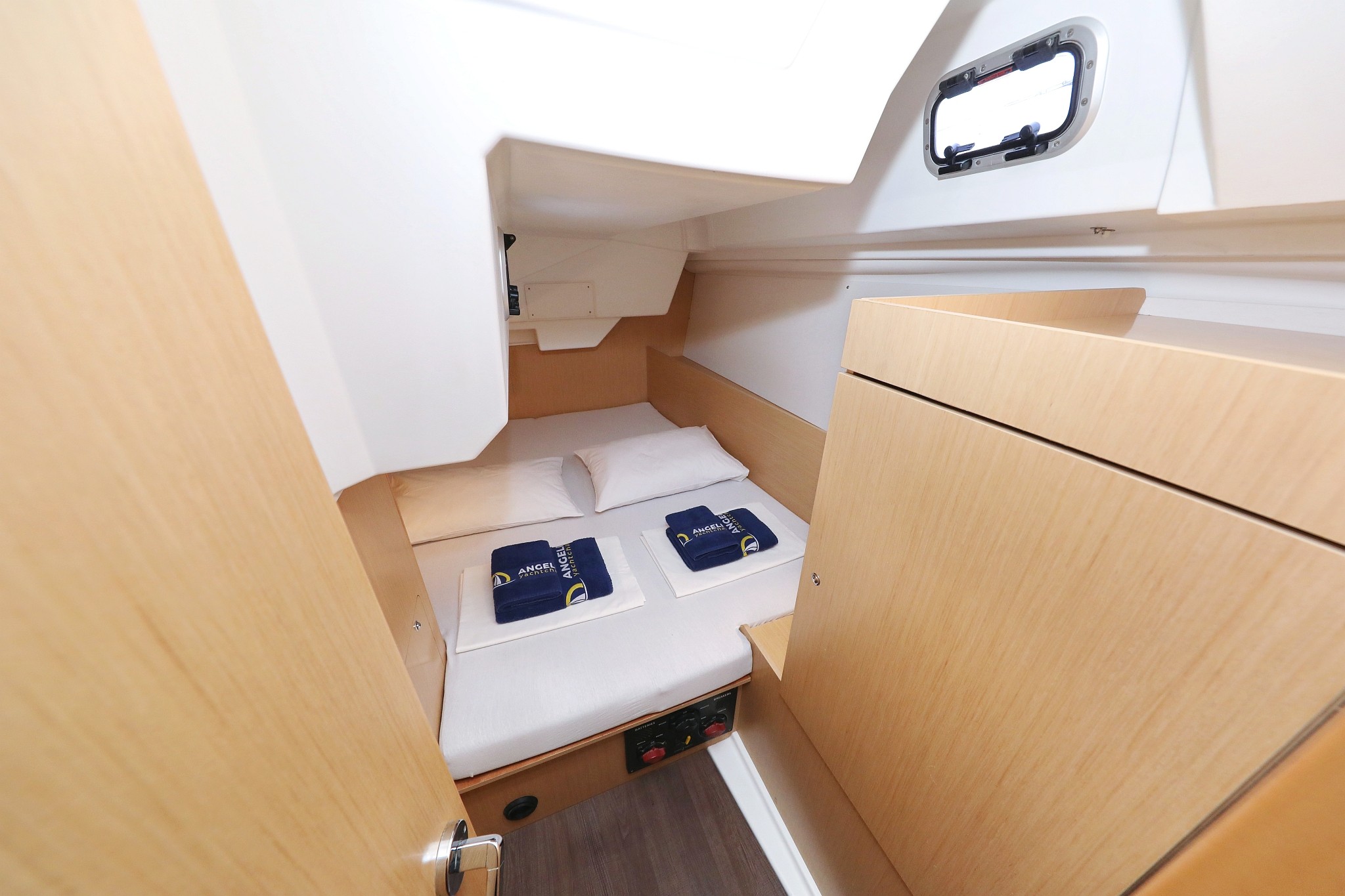 Oceanis 38, One | Yacht Charter Croatia