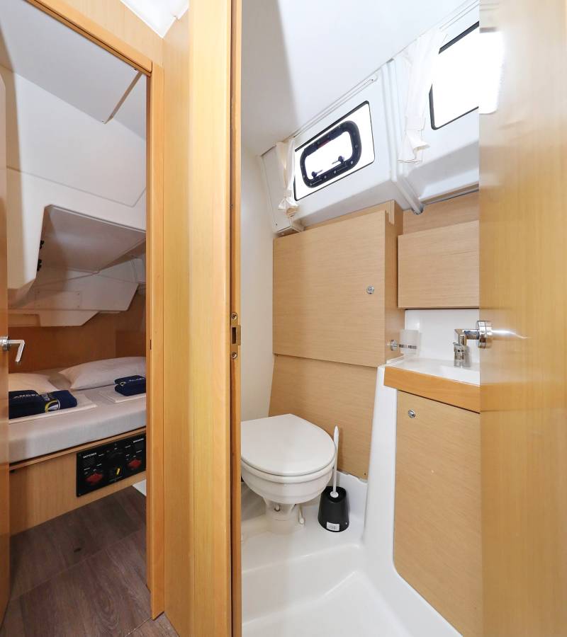 Oceanis 38, One | Yacht Charter Croatia