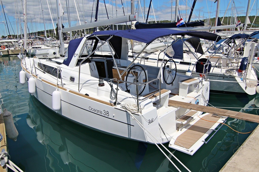 Oceanis 38, Fede | Yacht Charter Croatia