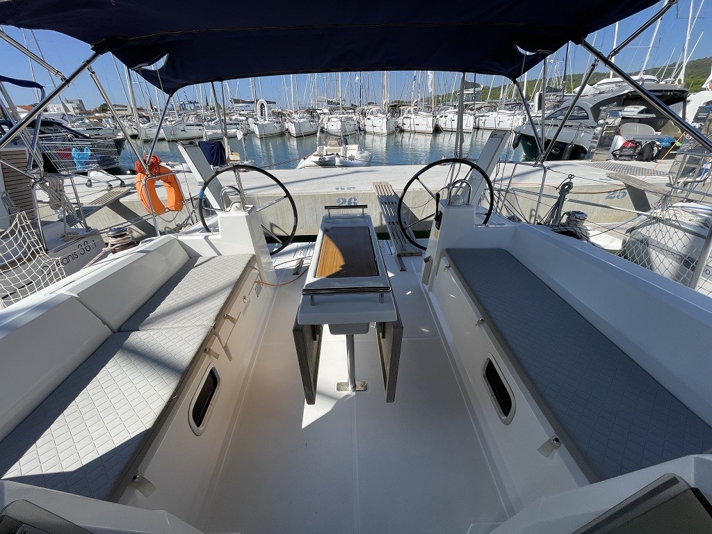 Oceanis 38, Fede | Yacht Charter Croatia