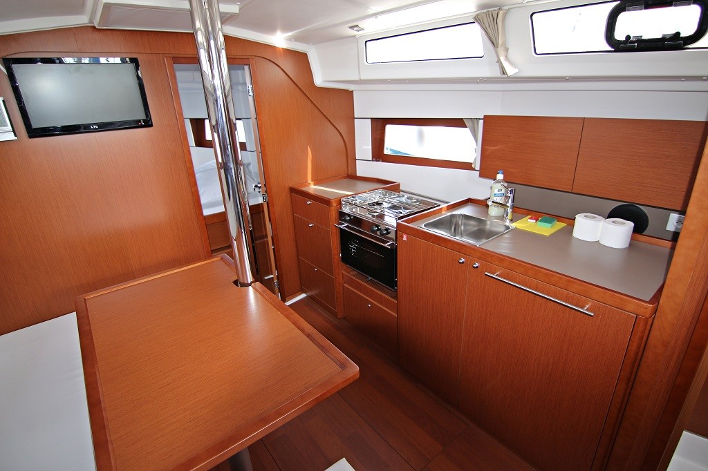 Oceanis 38, Fede | Yacht Charter Croatia