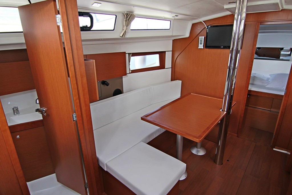 Oceanis 38, Fede | Yacht Charter Croatia