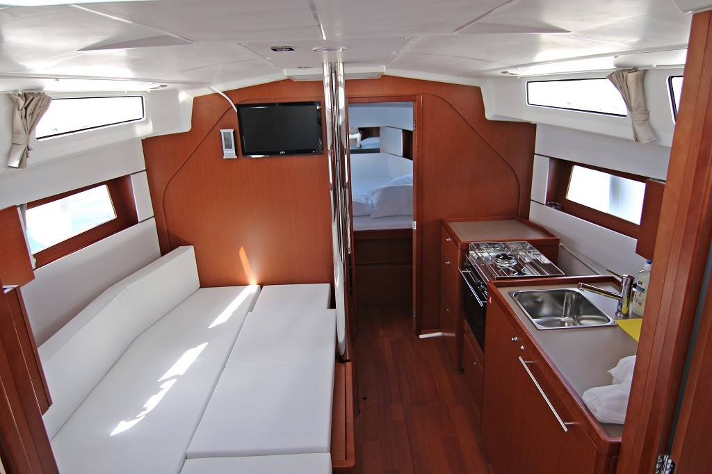 Oceanis 38, Fede | Yacht Charter Croatia