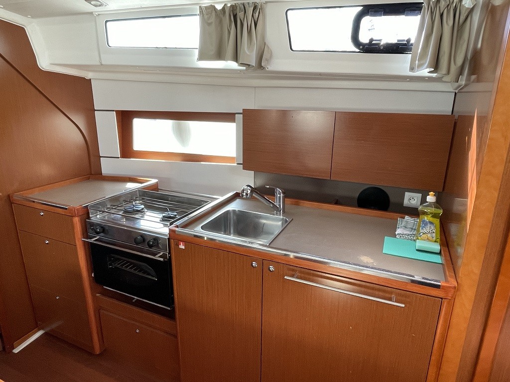 Oceanis 38, Fede | Yacht Charter Croatia