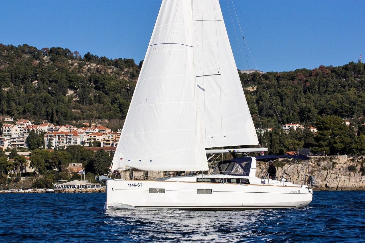 Oceanis 38, Arsen | Yacht Charter Croatia