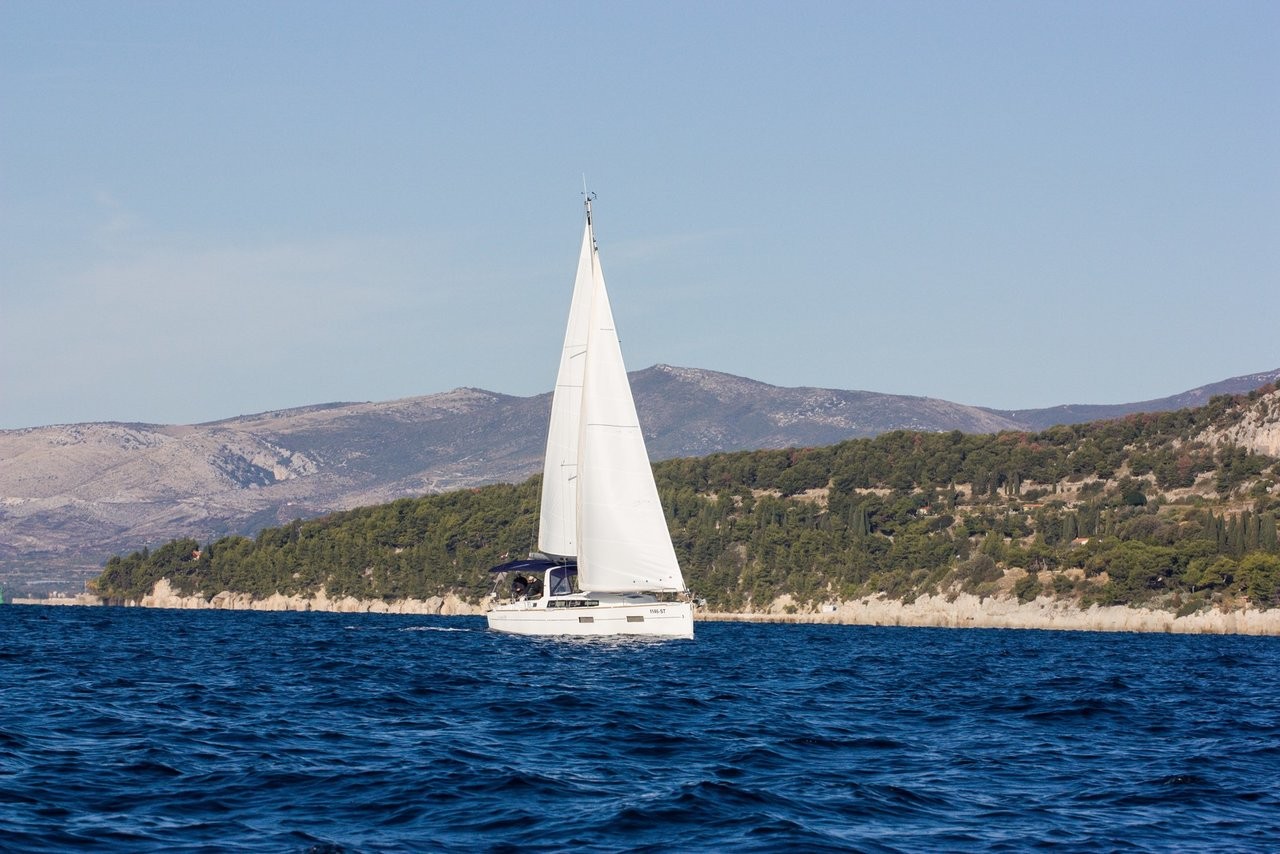 Oceanis 38, Arsen | Yacht Charter Croatia