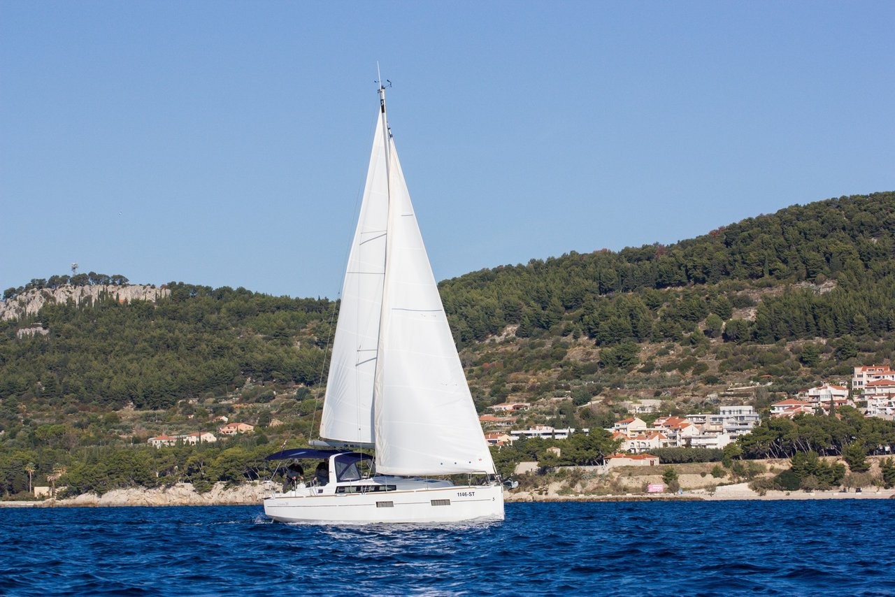 Oceanis 38, Arsen | Yacht Charter Croatia