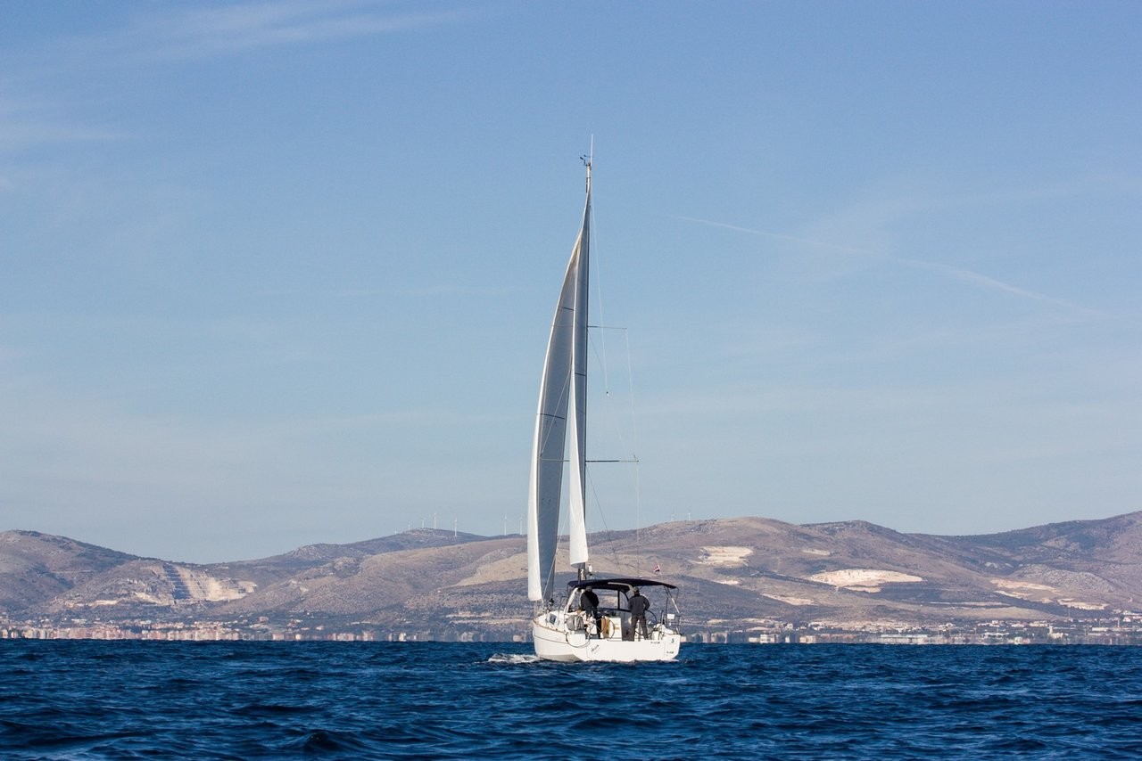 Oceanis 38, Arsen | Yacht Charter Croatia