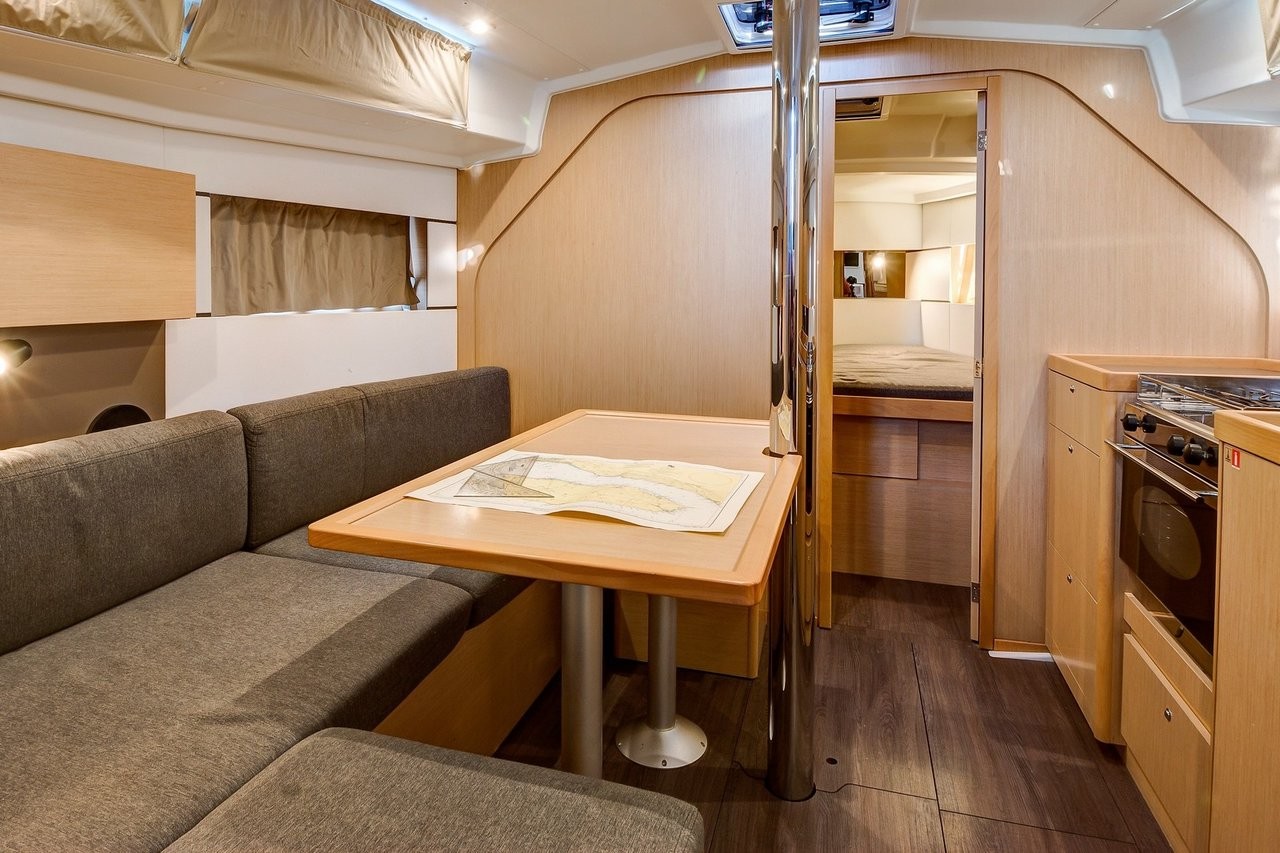 Oceanis 38, Arsen | Yacht Charter Croatia
