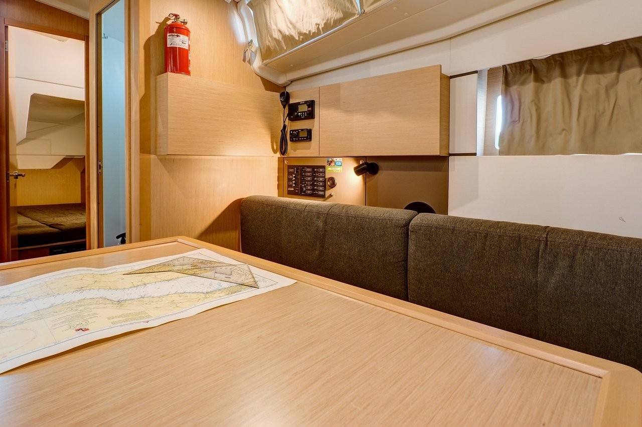 Oceanis 38, Arsen | Yacht Charter Croatia