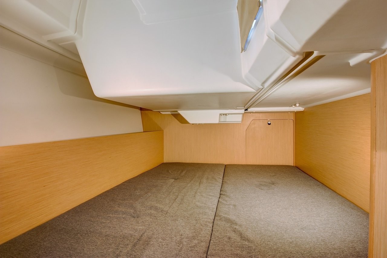 Oceanis 38, Arsen | Yacht Charter Croatia