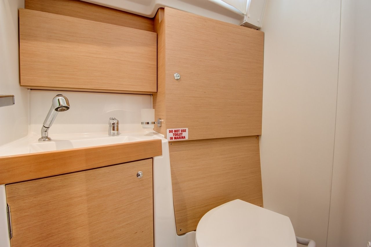 Oceanis 38, Arsen | Yacht Charter Croatia