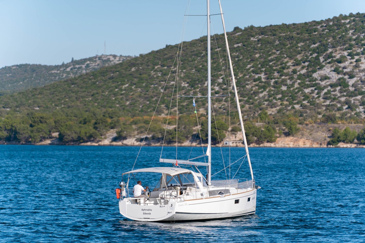 Oceanis 38, Aphrodite  | Yacht Charter Croatia