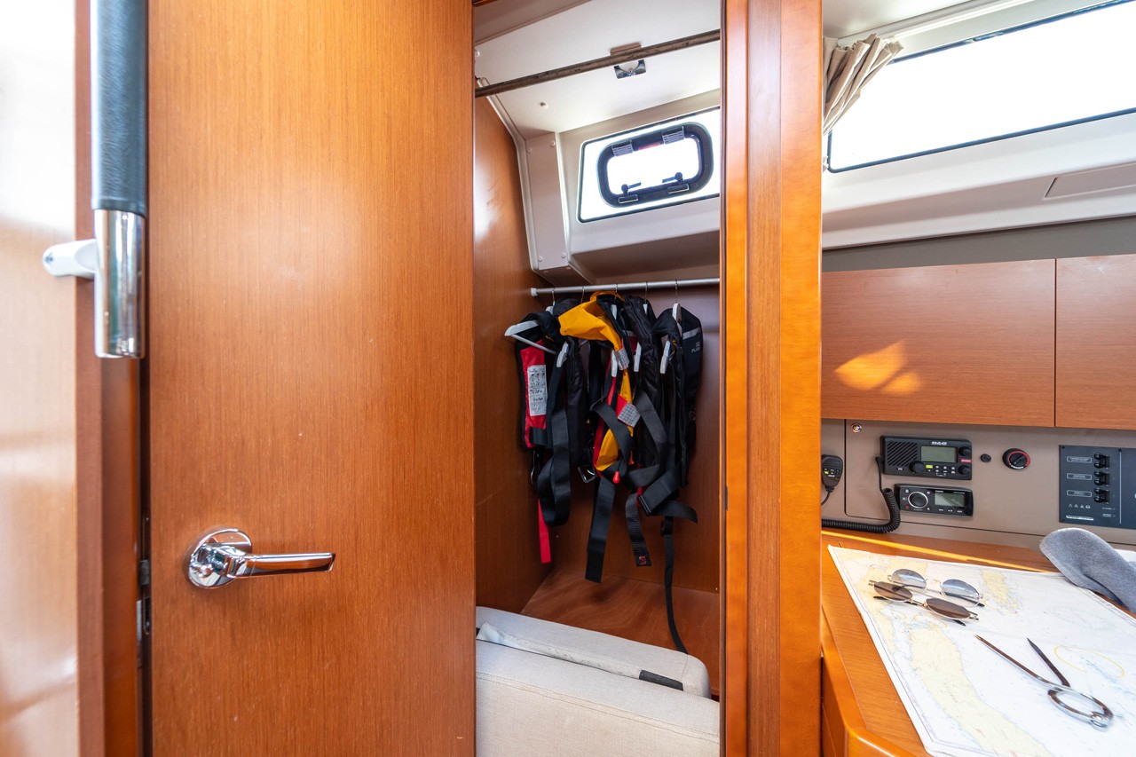 Oceanis 38, Aphrodite  | Yacht Charter Croatia