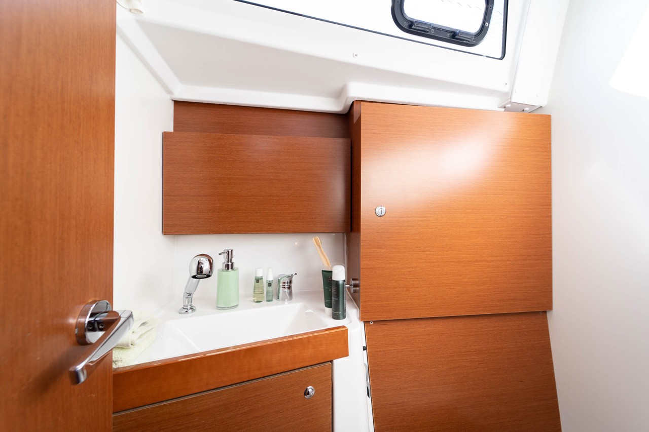 Oceanis 38, Aphrodite  | Yacht Charter Croatia