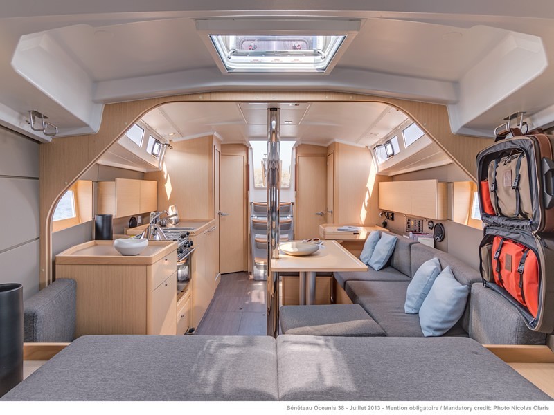 Oceanis 38, Martine | Yacht Charter Croatia