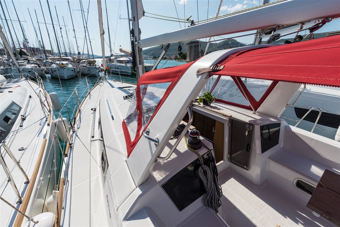 Oceanis 38, Rusalka | Yacht Charter Croatia