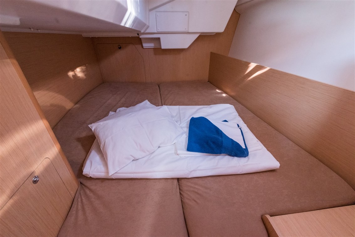 Oceanis 38, Rusalka | Yacht Charter Croatia