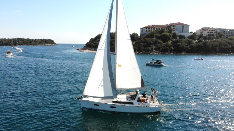Oceanis 38, Olli | Yacht Charter Croatia