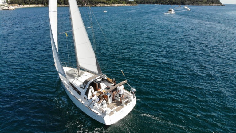 Oceanis 38, Olli | Yacht Charter Croatia