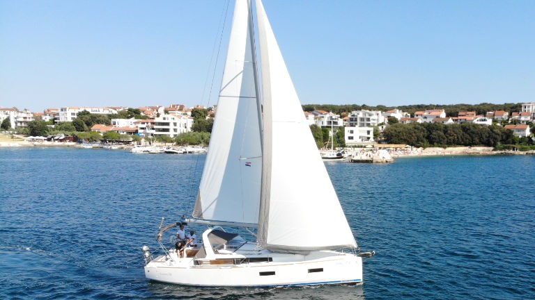 Oceanis 38, Olli | Yacht Charter Croatia