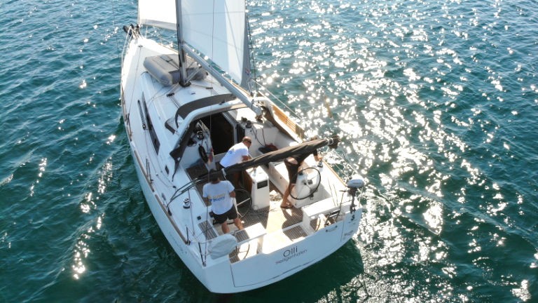 Oceanis 38, Olli | Yacht Charter Croatia