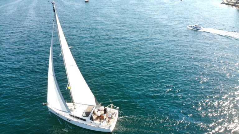 Oceanis 38, Olli | Yacht Charter Croatia