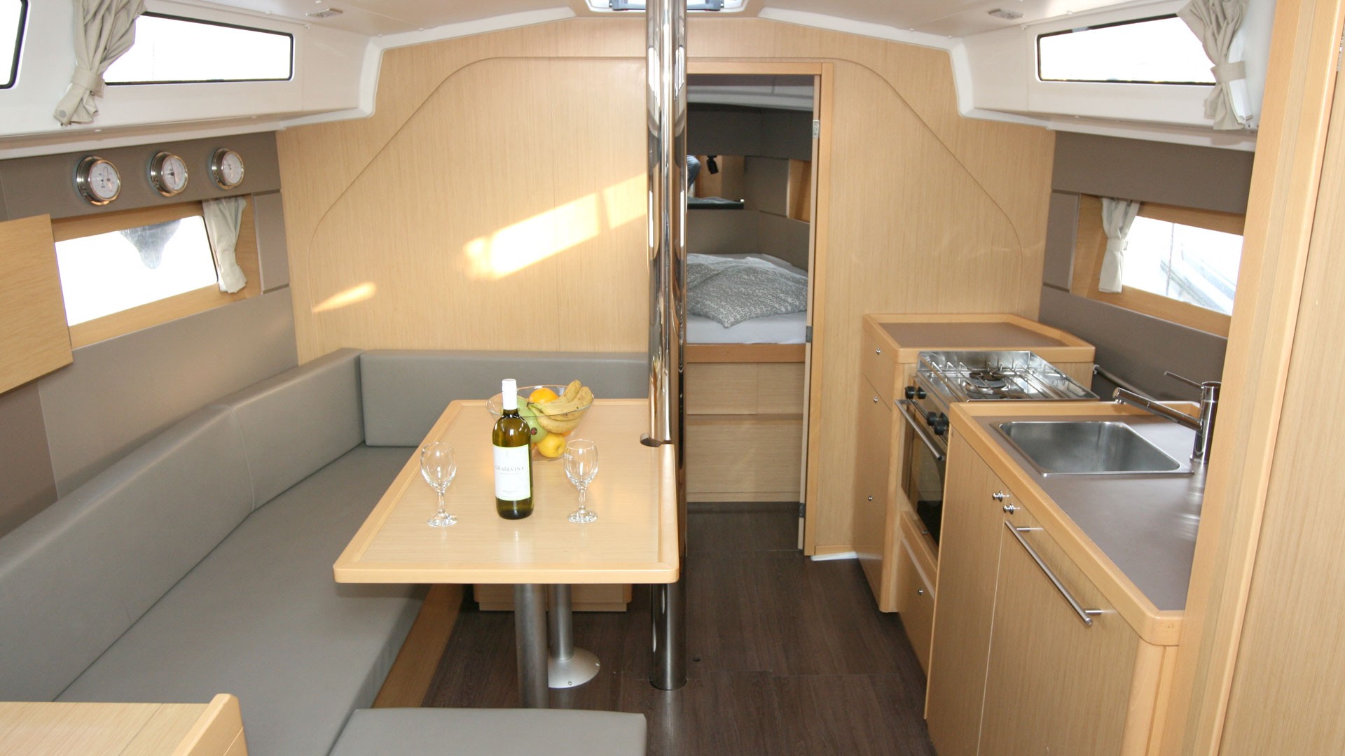 Oceanis 38, Olli | Yacht Charter Croatia