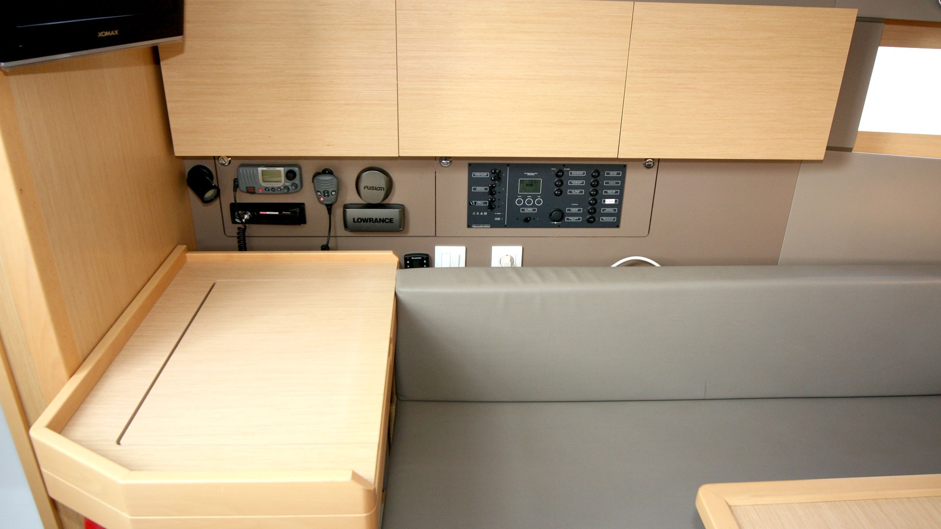 Oceanis 38, Olli | Yacht Charter Croatia