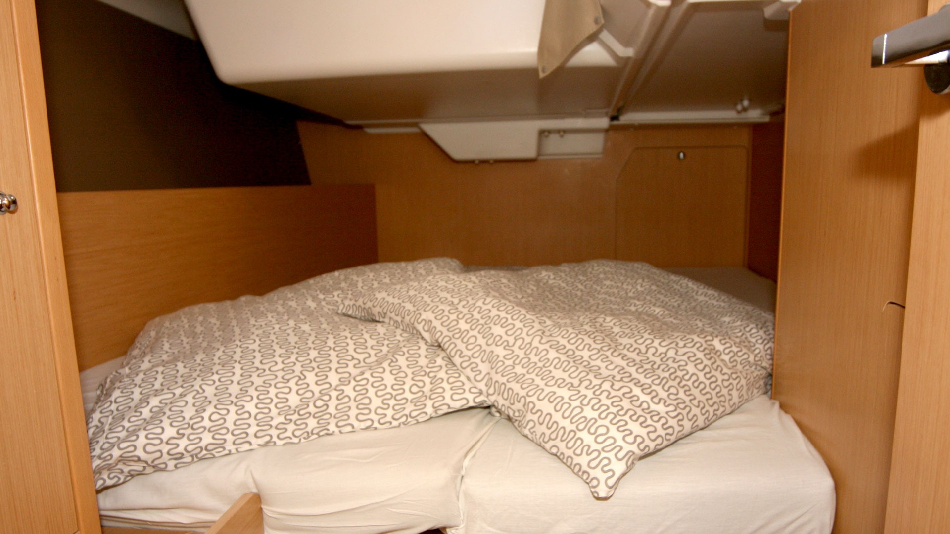 Oceanis 38, Olli | Yacht Charter Croatia
