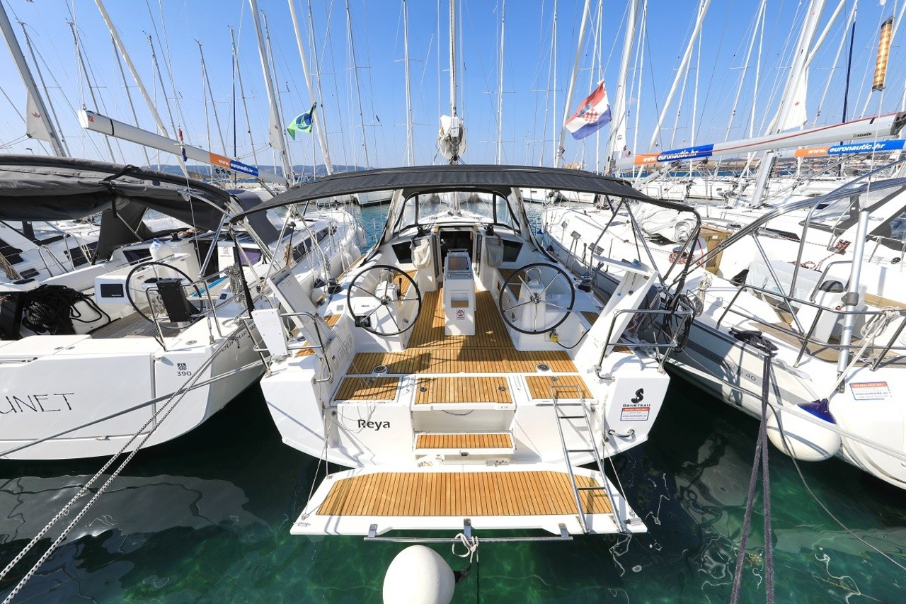 Oceanis 38.1, Reya | Yacht Charter Croatia