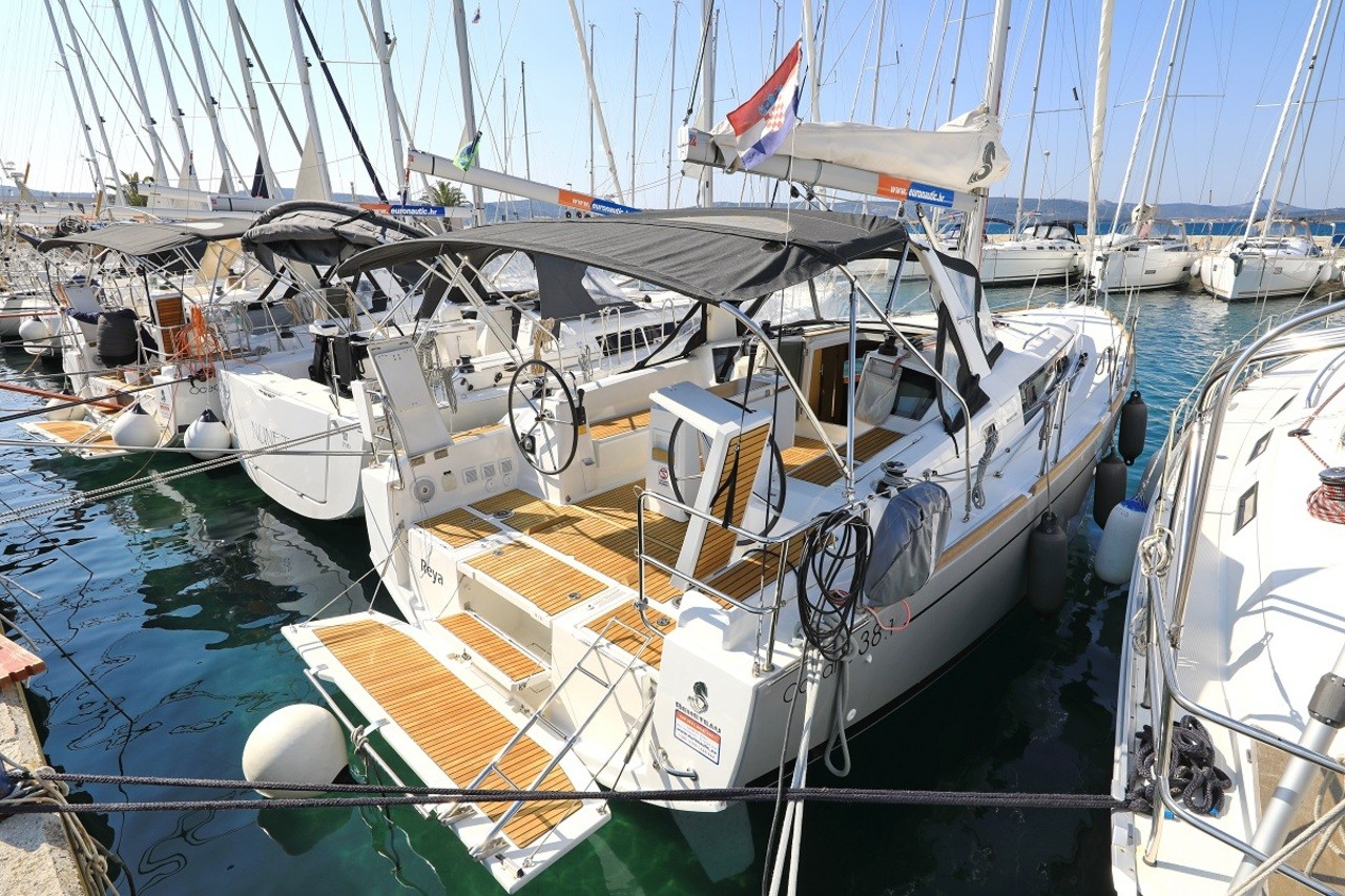 Oceanis 38.1, Reya | Yacht Charter Croatia