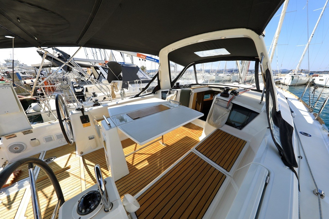 Oceanis 38.1, Reya | Yacht Charter Croatia